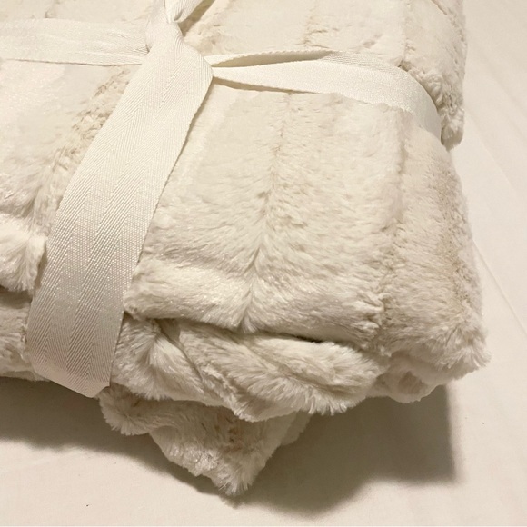 Indigo Cozy Cabin Faux Fur Throw 50” x 60” - Picture 13 of 16